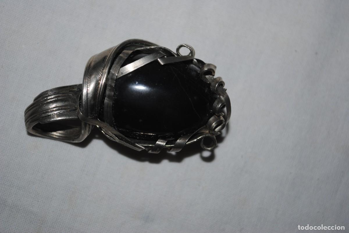 Joyeria: COLGANTE ARTISTICO METALICO Y PIEDRA NEGRA NATURAL .