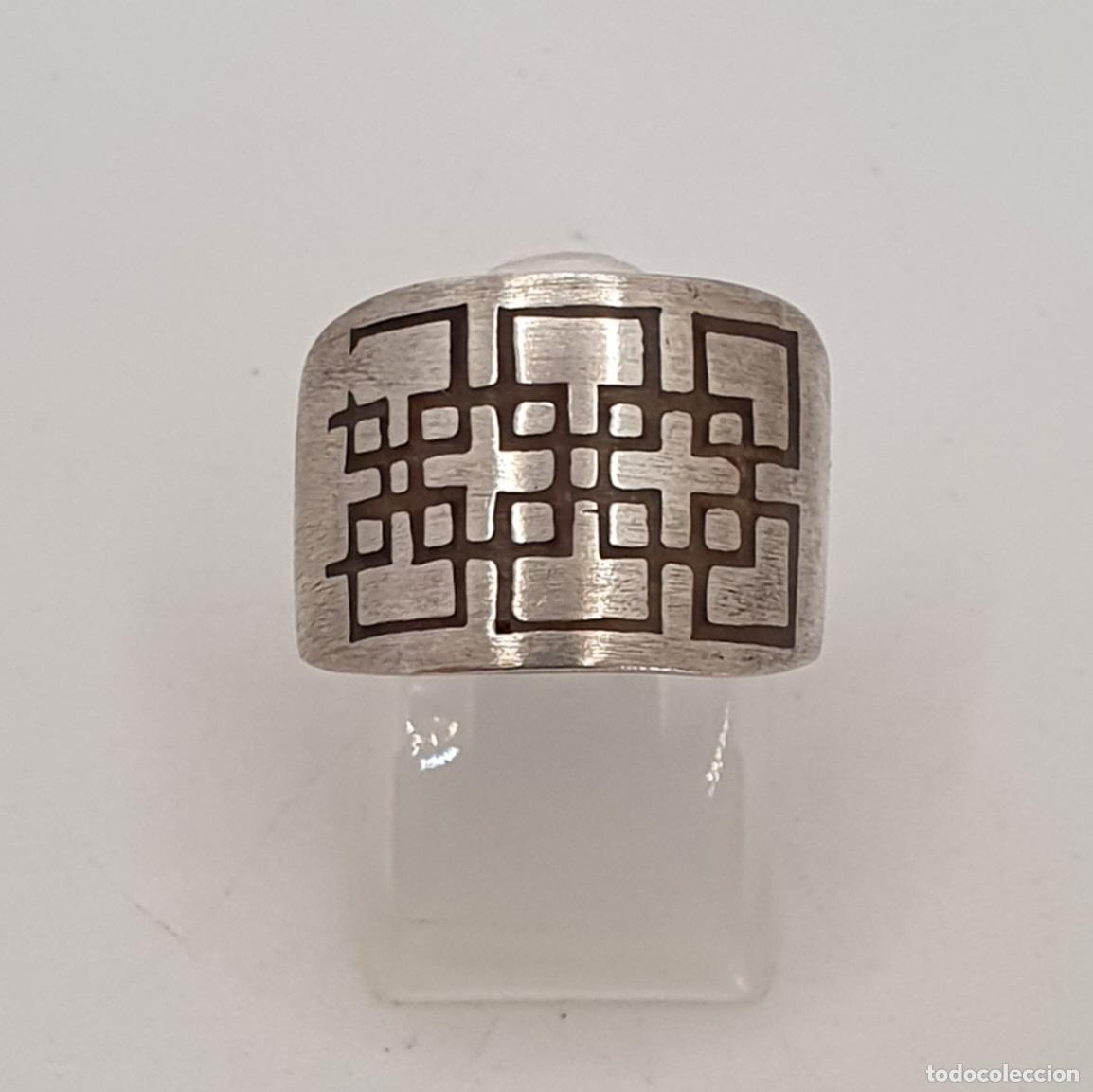 Joyeria: Original anillo en plata de ley mate 925 con grabados de laberinto geom&eacute;trico.