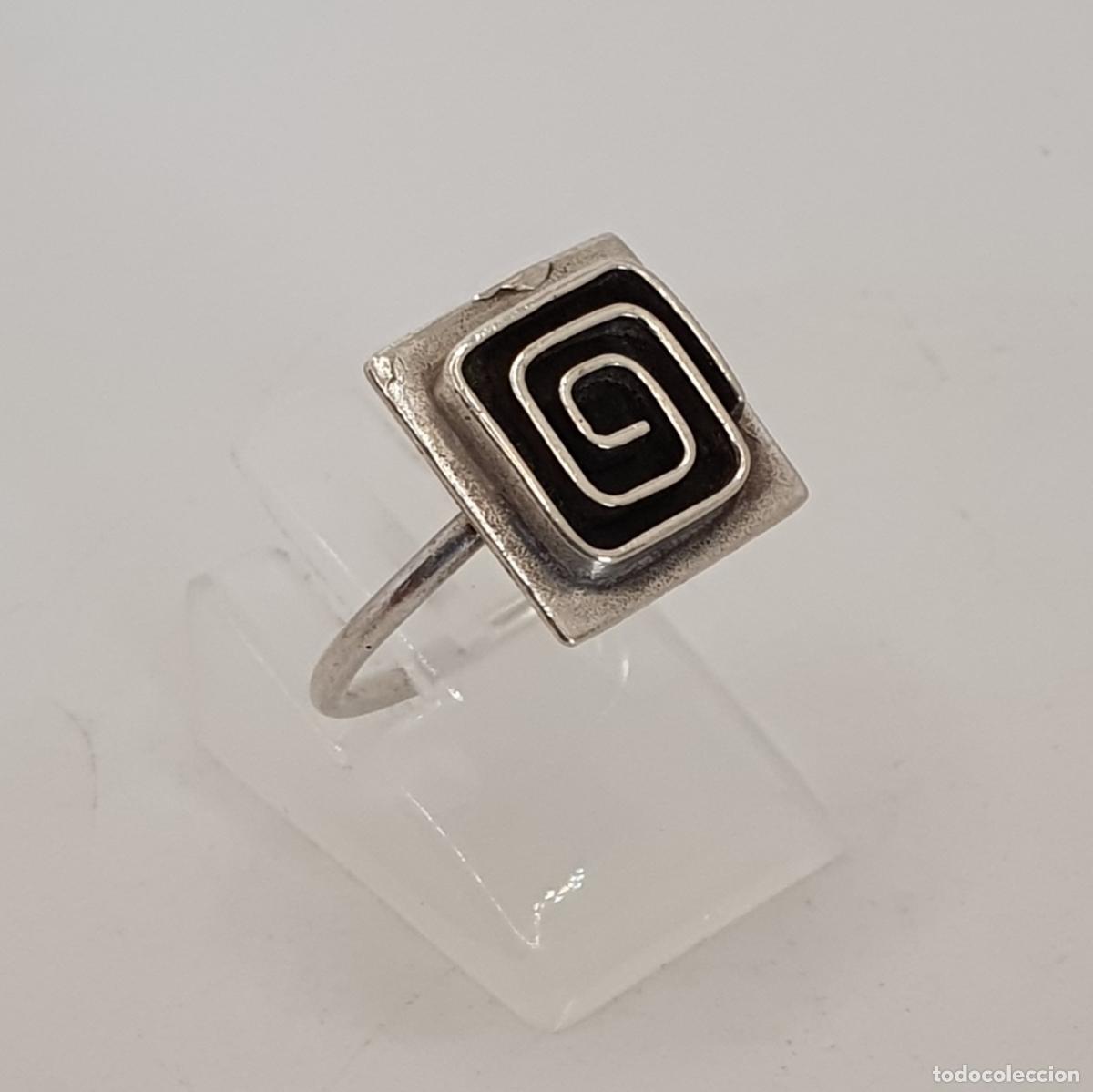 Joyeria: Bella sortija de plata 925 dise&ntilde;o geom&eacute;trico cuadrado con un motivo de espiral.