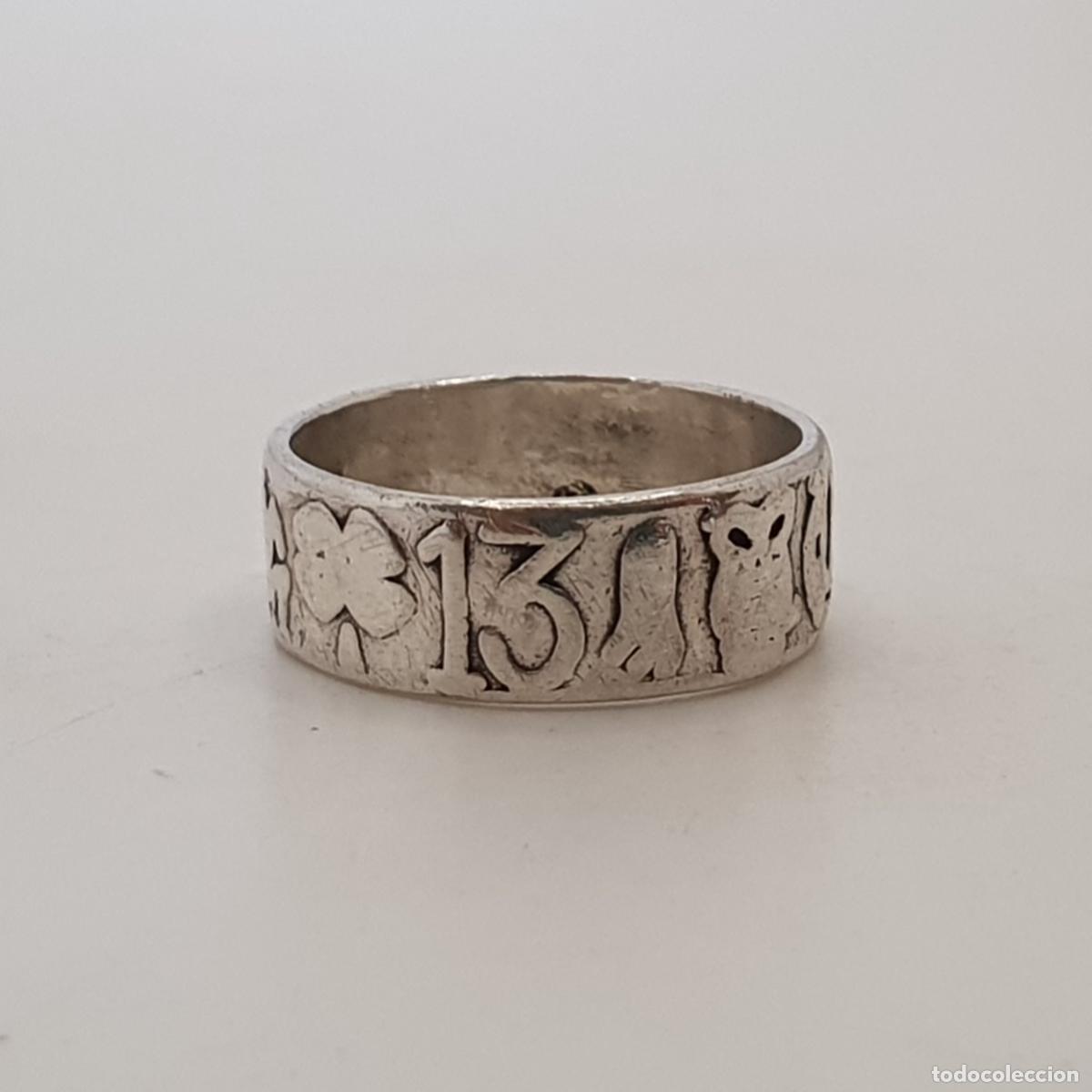 Joyeria: Antiguo anillo amuleto en plata de ley con motivos en relieve.
