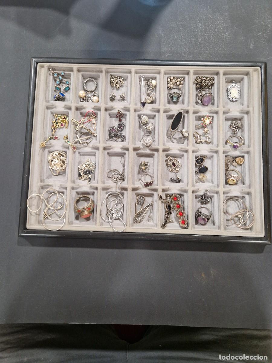 Joyeria: Lote de m&aacute;s de 40 objetos de plata y plata dorada.