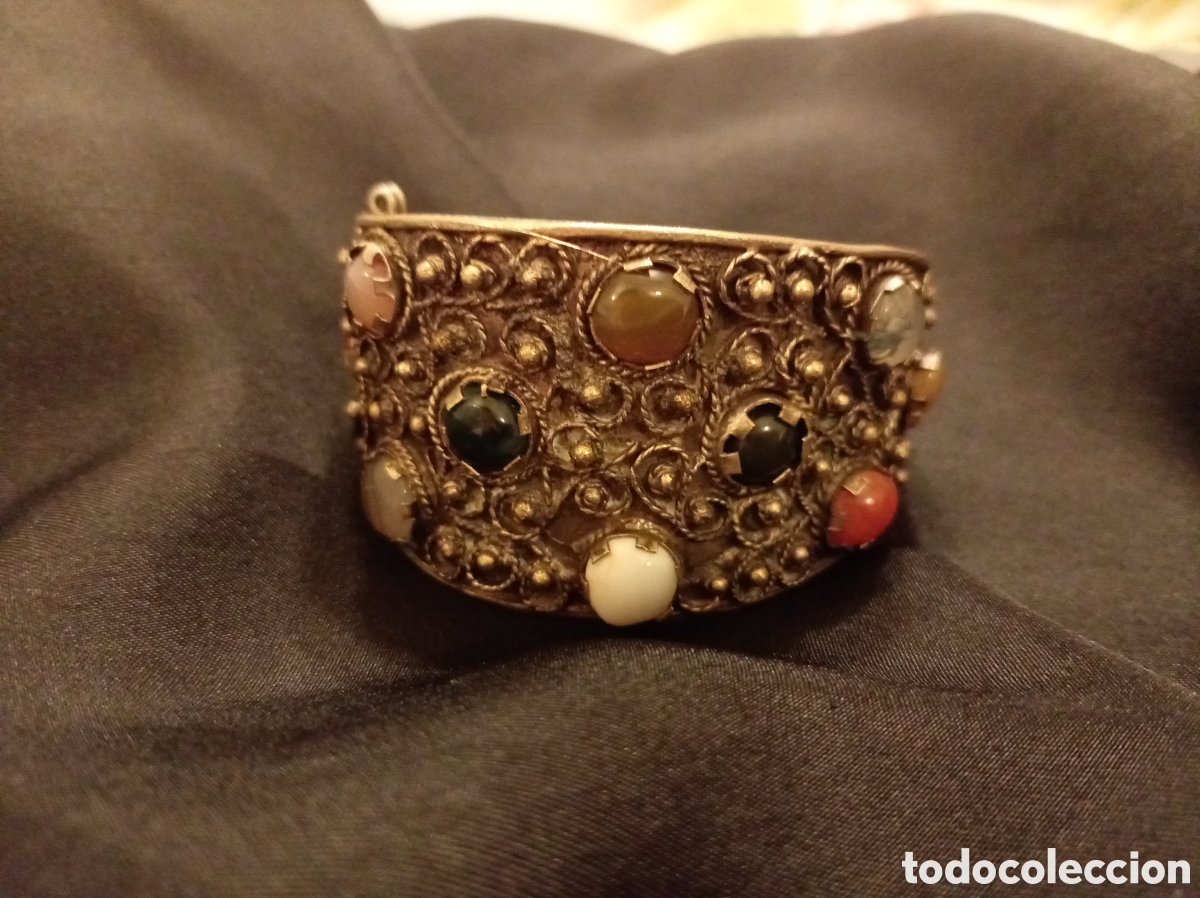 Joyeria: Antiguo Brazalete &Eacute;tnico R&iacute;gido Sajai (India, C. 1970) &bull; Filigrana, Coral y Variedad de &Aacute;gatas Natur