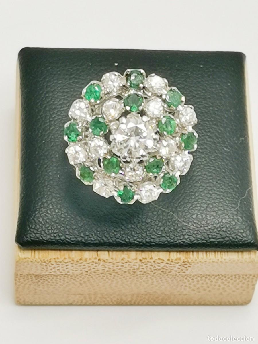 Joyeria: Anillo C&oacute;ctel de Oro Blanco de 18kt con Diamantes y Esmeraldas Naturales