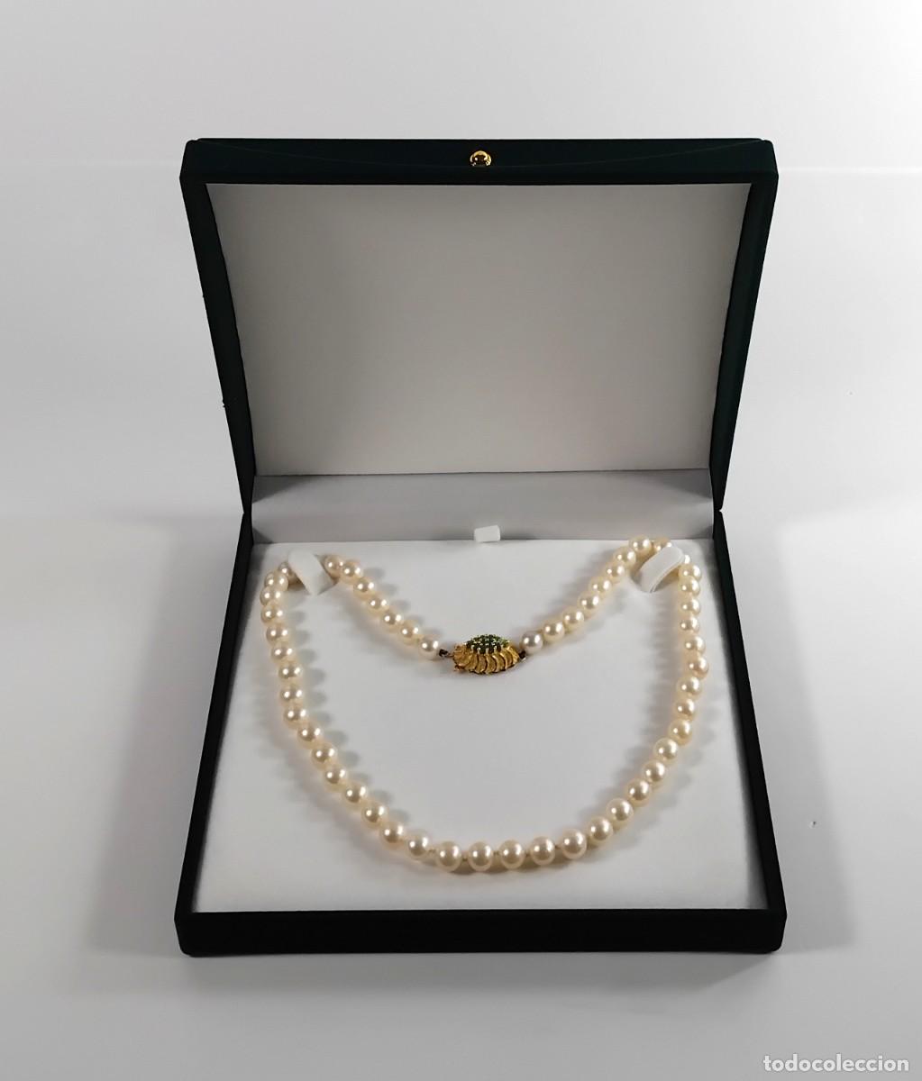 Oro 18 k. Collar de perlas y crisoprasas