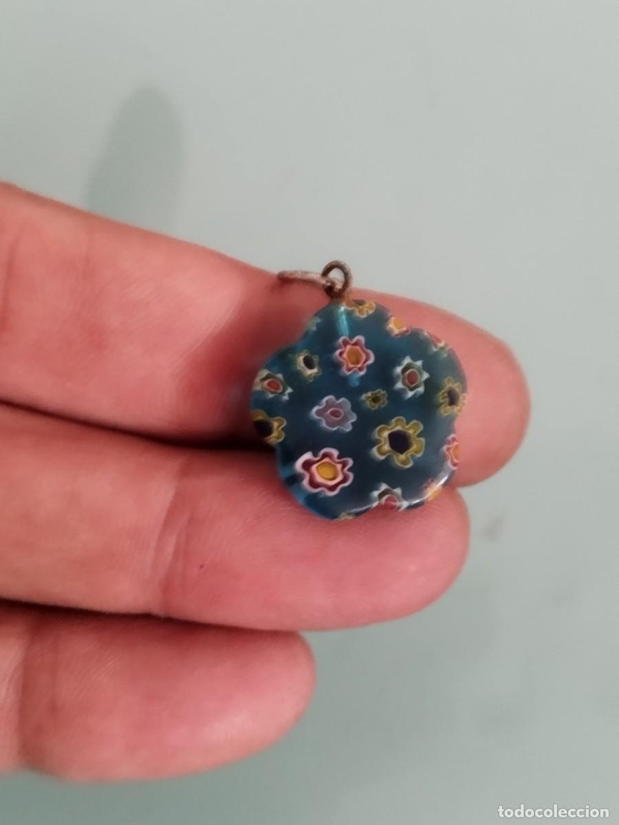 Joyeria: Antiguo colgante o dije con detalles florales, de resina.