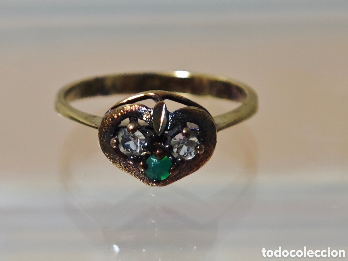Joyeria: Anillo en plata dorada a 18 kilates con piedras de colores