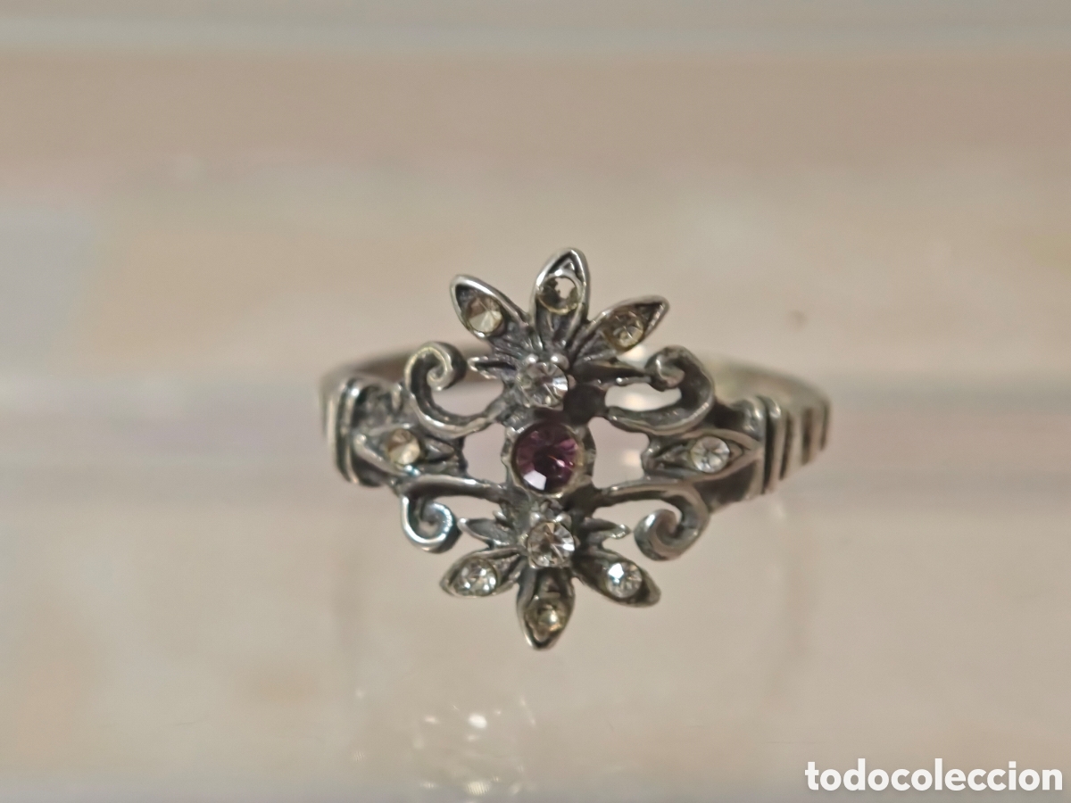 Joyeria: Anillo estilo victoriano con granate y zafiros