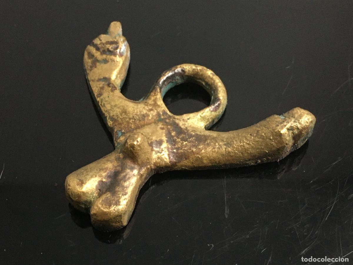 Joyeria: Reproducci&oacute;n en bronce de amuleto romano. fascinus. falo. higa. fertilidad. mal de ojo.
