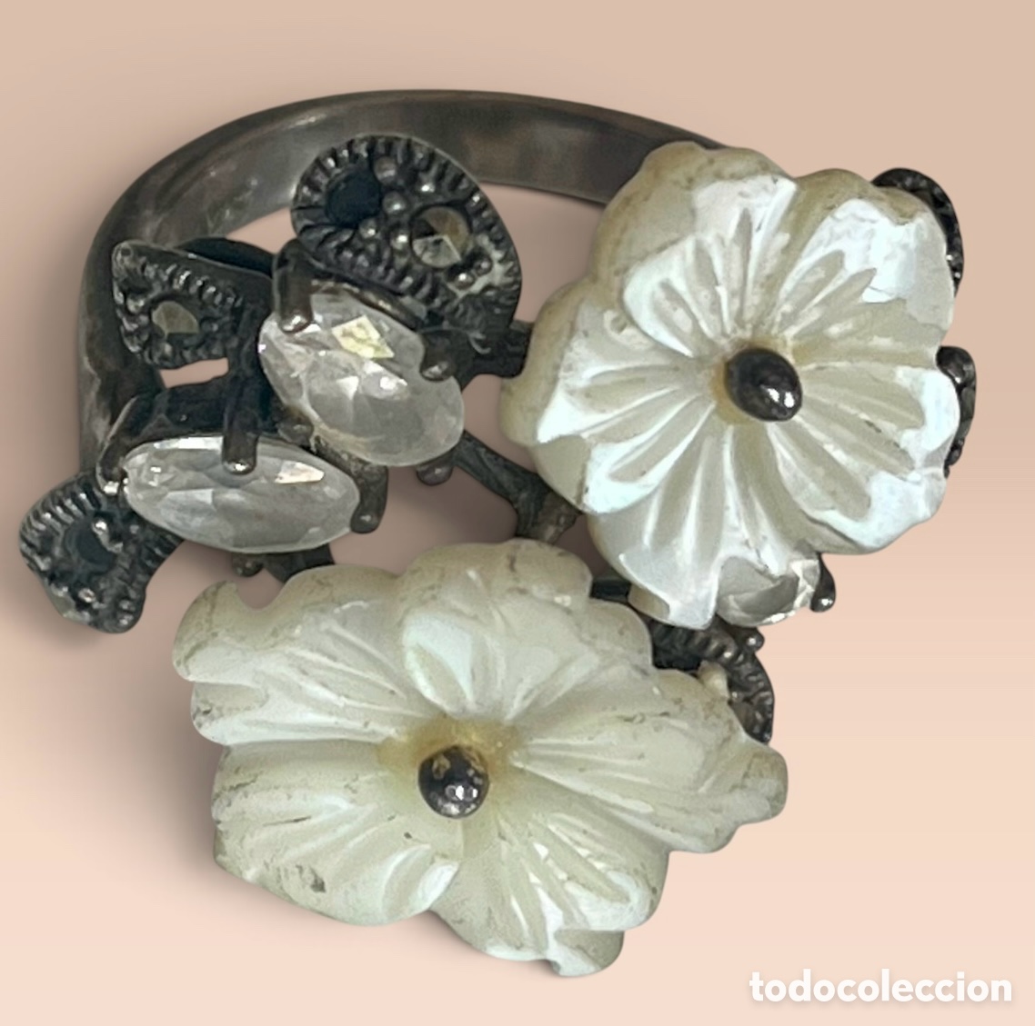 Joyeria: Anillo vintage de dise&ntilde;o floral, elaborado con p&eacute;talos esculpidos en n&aacute;car natural