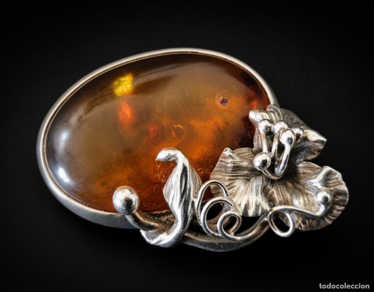 Joyeria: C.1900 PRECIOSO BROCHE ART NOUVEAU DE PLATA DE LEY Y &Aacute;MBAR B&Aacute;LTICO CON MOTIVO FLORAL