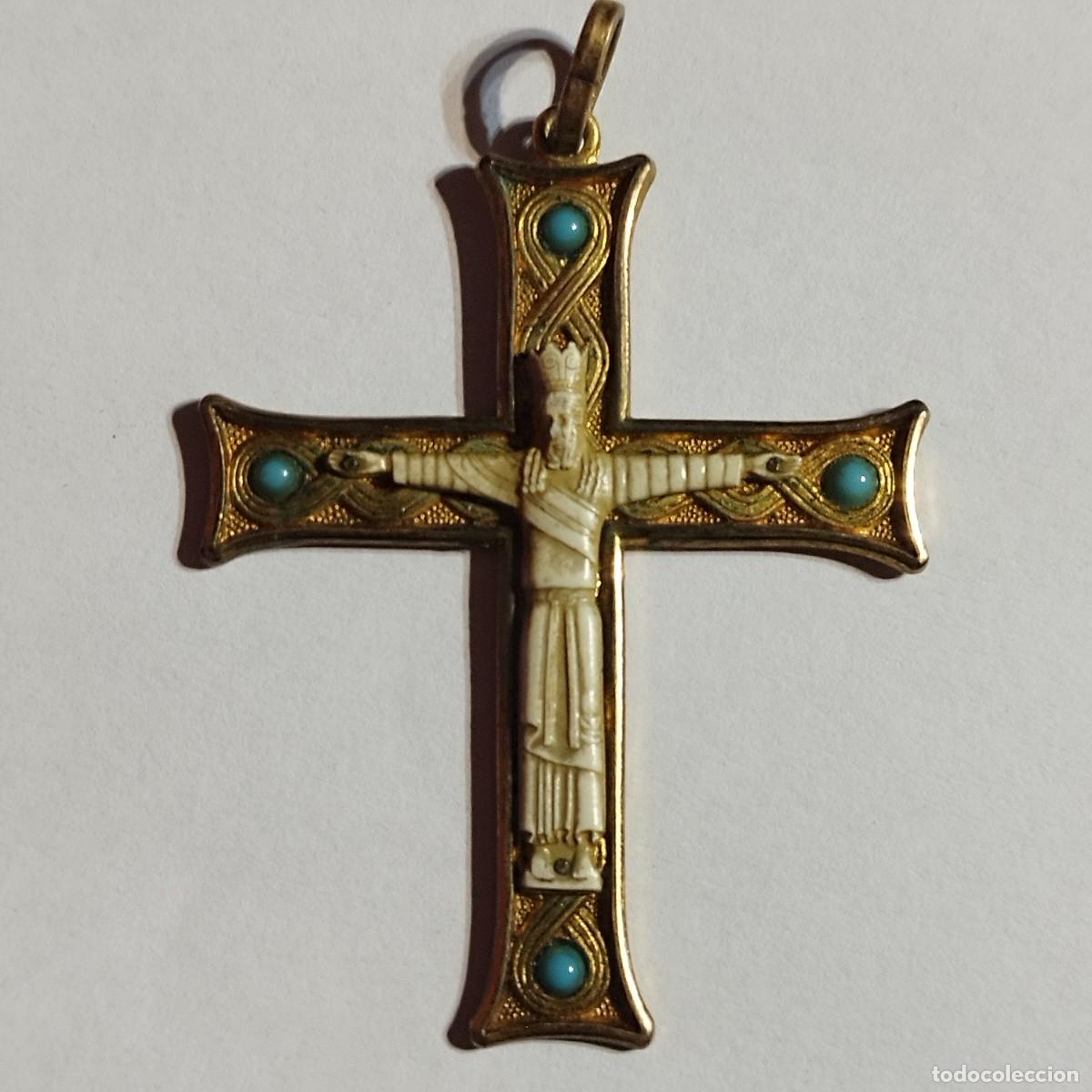 Joyeria: COLGANTE RELIGIOSO DE CRUZ DORADA CON CRISTO MAJESTAD DE CALDES DE MONTBUI