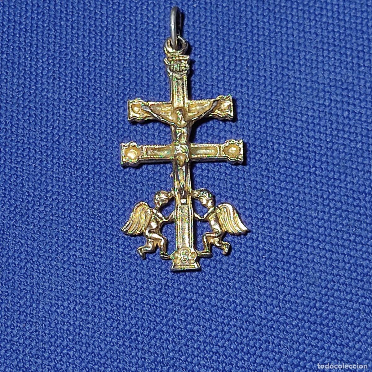 Joyeria: Colgante cruz de Caravaca dorada.