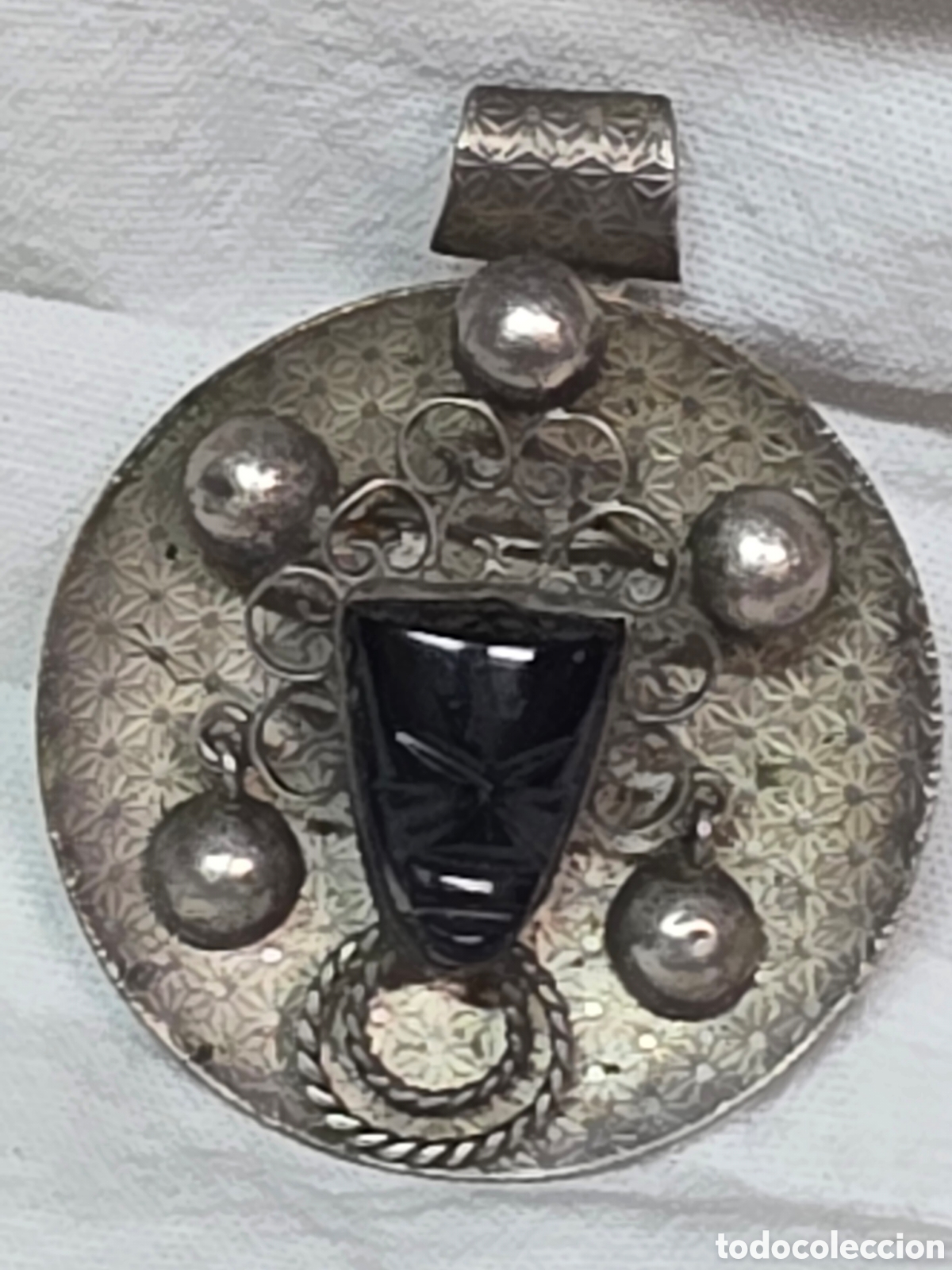 Joyeria: COLGANTE O BROCHE VINTAGE CON MASCARA TALLADA