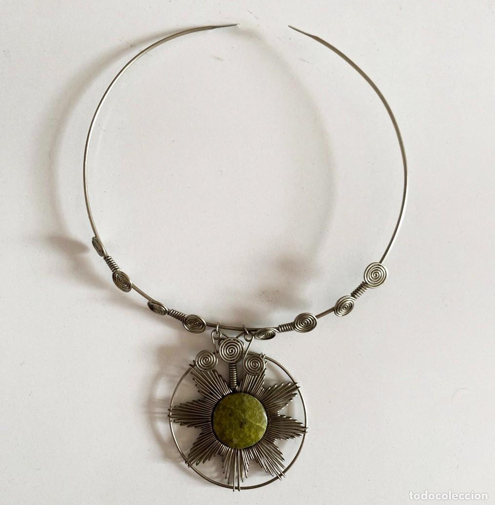 Joyeria: GARGANTILLA R&Iacute;GIDA TIPO TORQUE ARTESANAL - COLGANTE SOL CON PIEDRA NATURAL (SERPENTINA/JASPE)