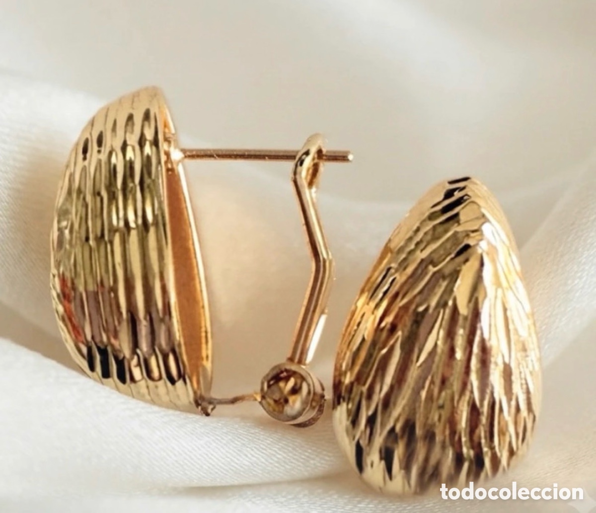 Joyeria: Pendientes dorados almendra