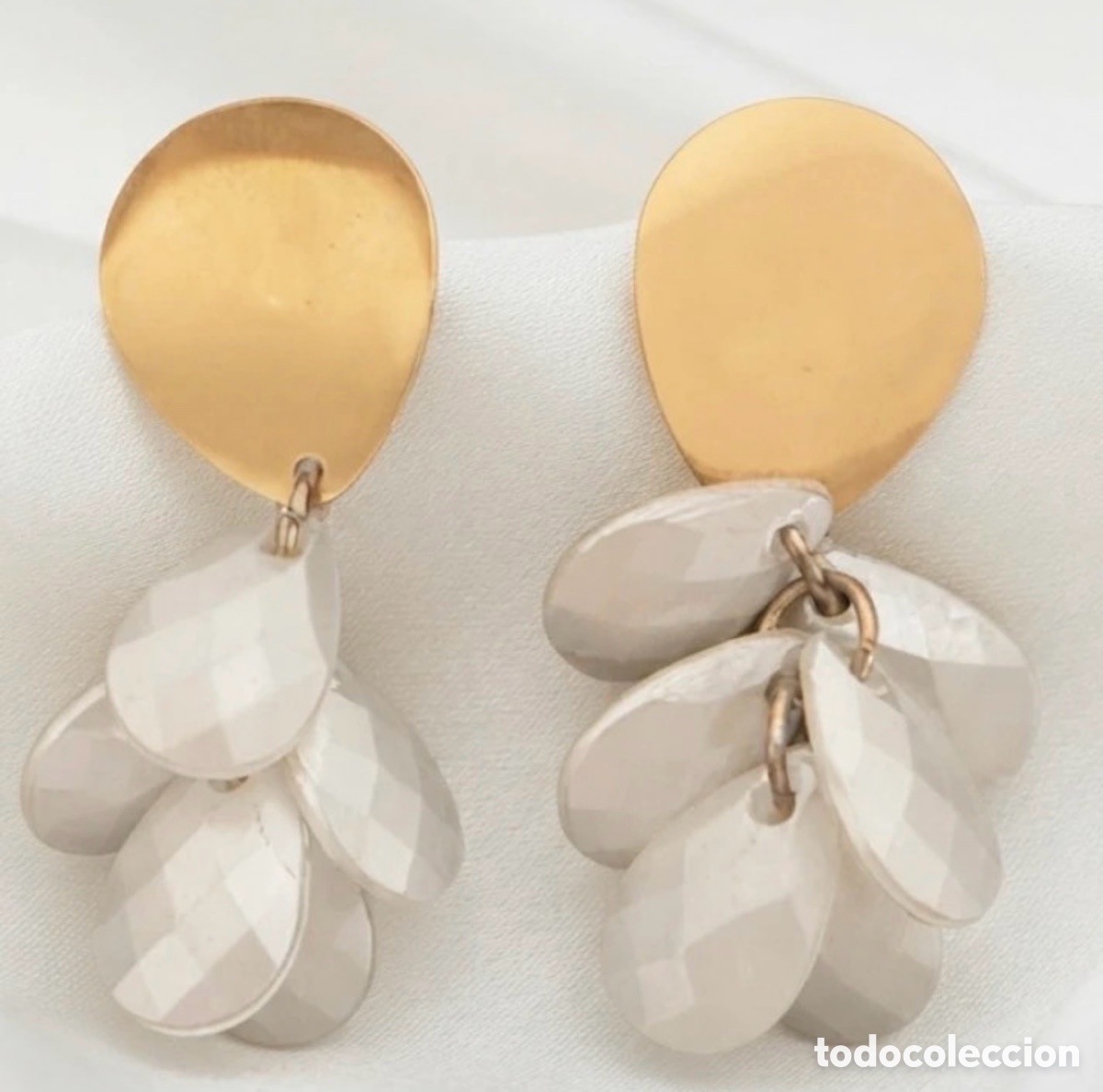 Joyeria: Pendientes dorados y blancos