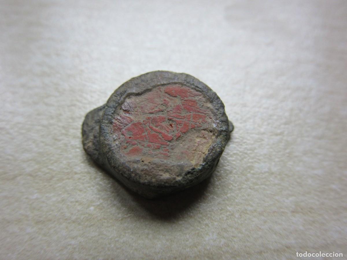Joyeria: Parte central de anillo decorado con pasta roja Posible medieval o romana