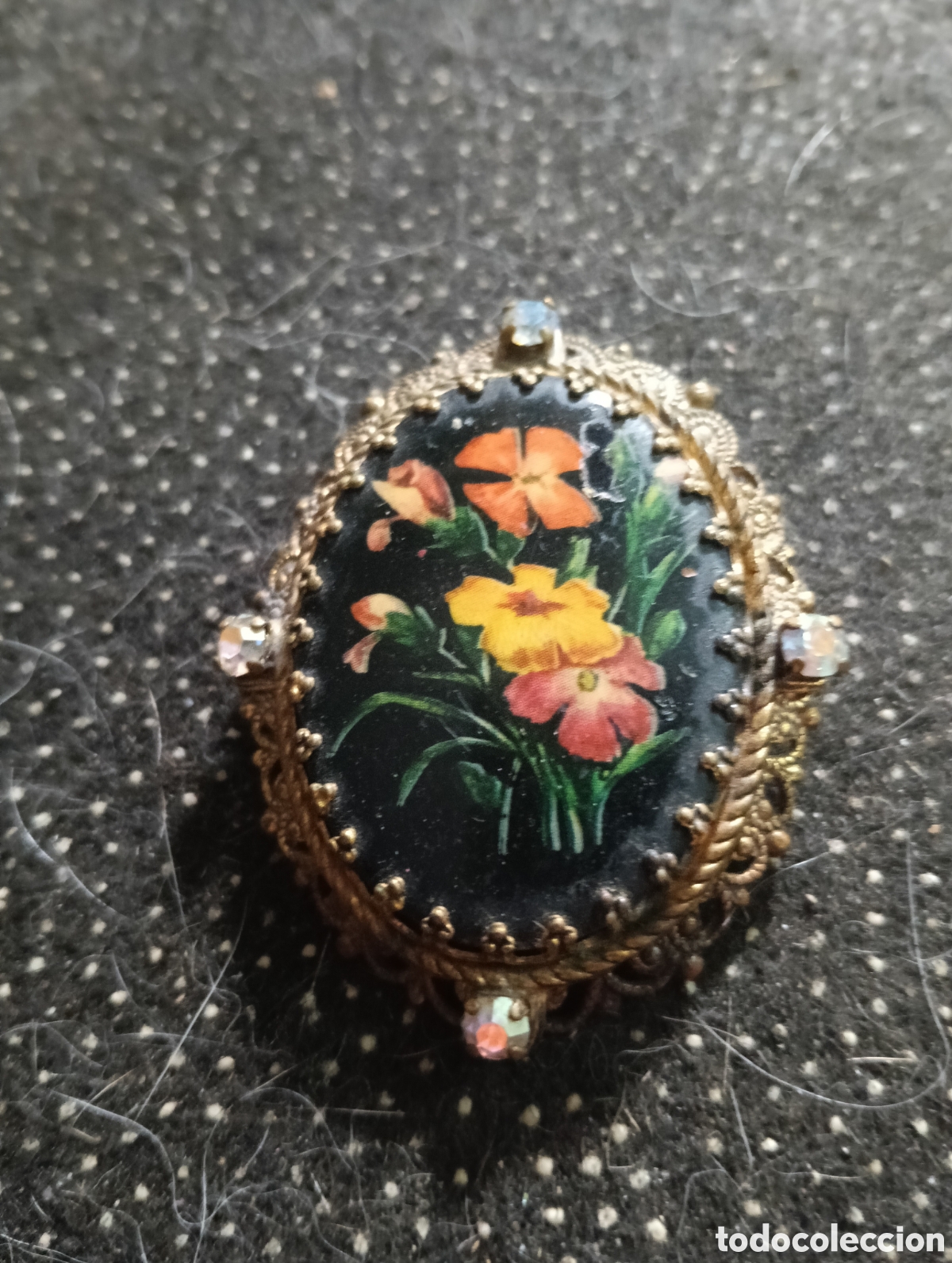 Joyeria: Broche vintage de porcelana con motivo floral y pedrer&iacute;a, acabado en tono dorado (fabricado en Alema