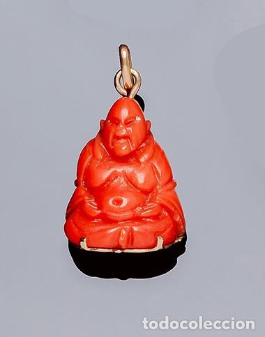 Joyeria: Colgante vintage en coral rojo tallado, en forma de Buda,