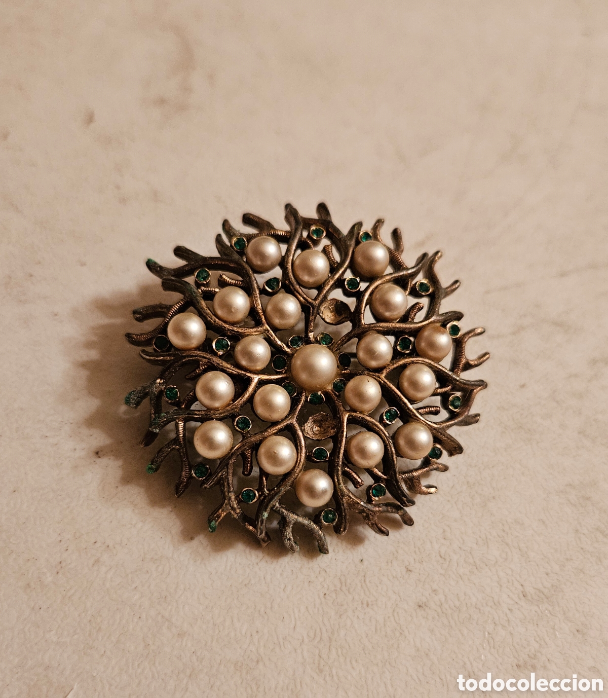 Joyeria: BROCHE VINTAGE ITALIANO A&Ntilde;OS 60/70 - Metal Labrado, Perlas y Cristales Verdes - Marcado ITALY