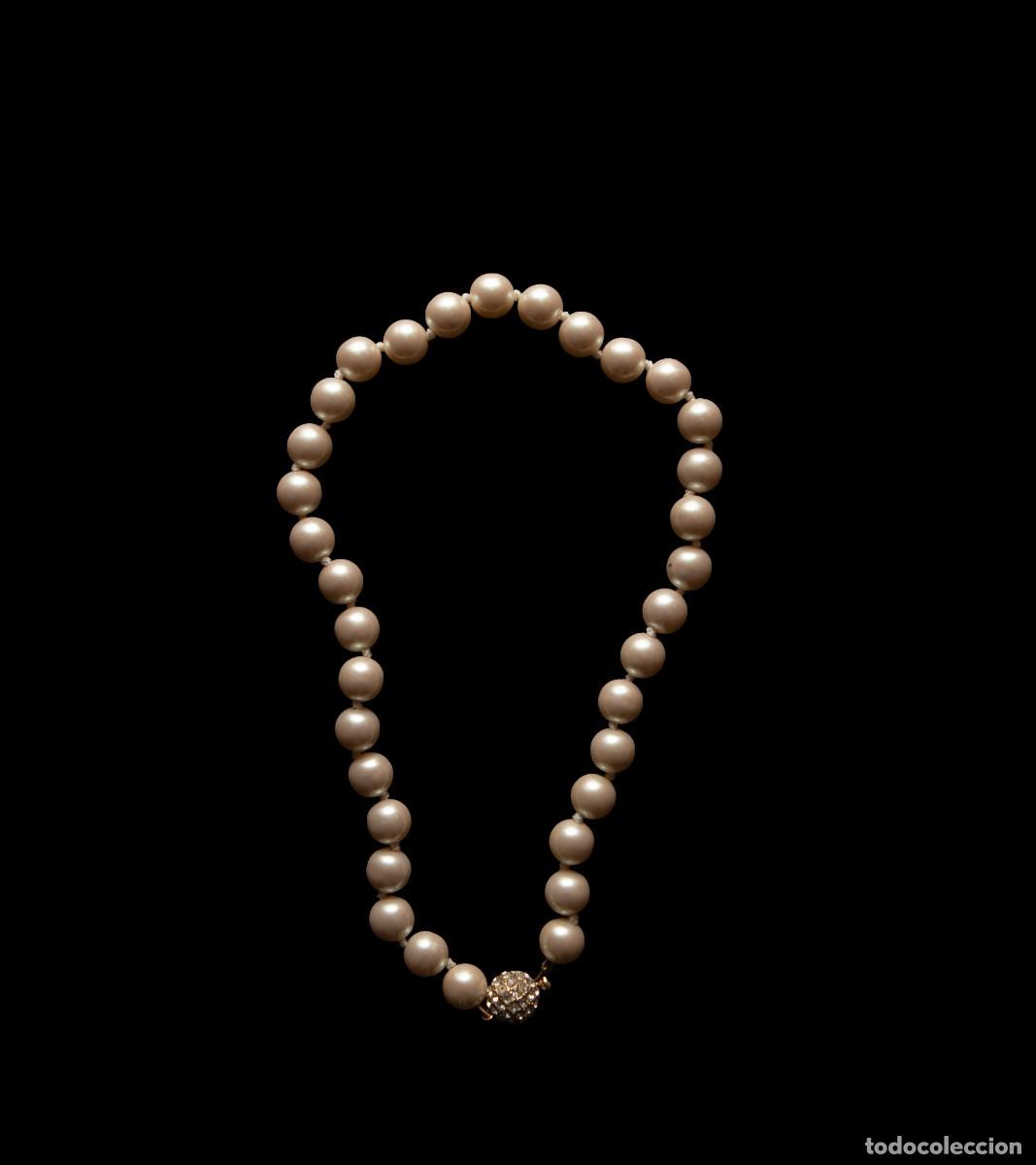 Joyeria: Collar de perlas con cierre ornamental