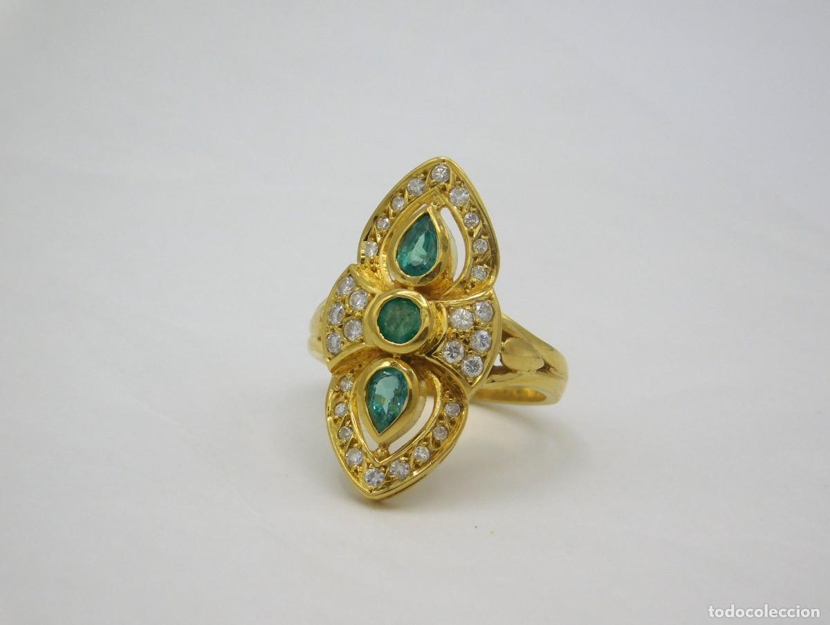 Joyeria: PRECIOSA SORTIJA LANZADERA DE ORO 18K CON BRILLANTES Y ESMERALDAS
