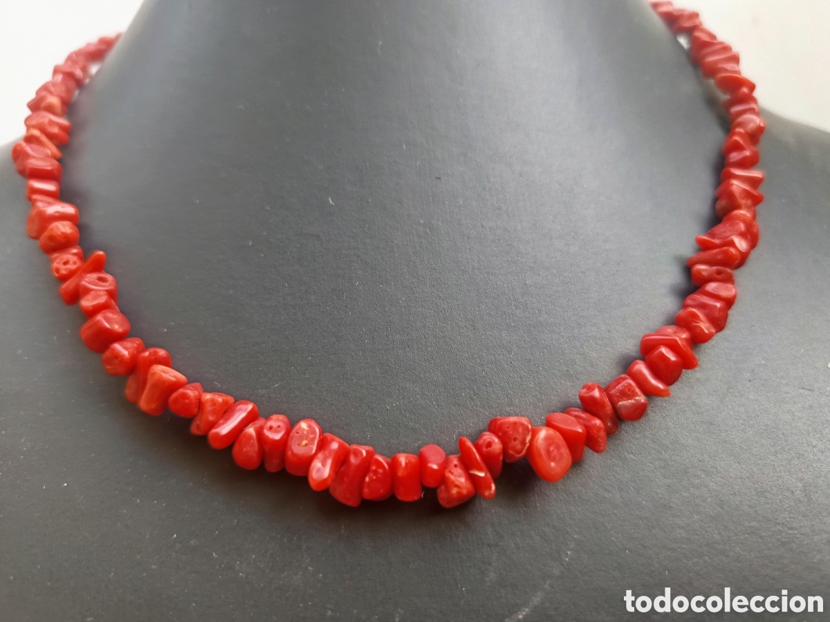 Schmuck: Bello collar minimalista de trozos de coral mediterr&aacute;neo en rojo intenso