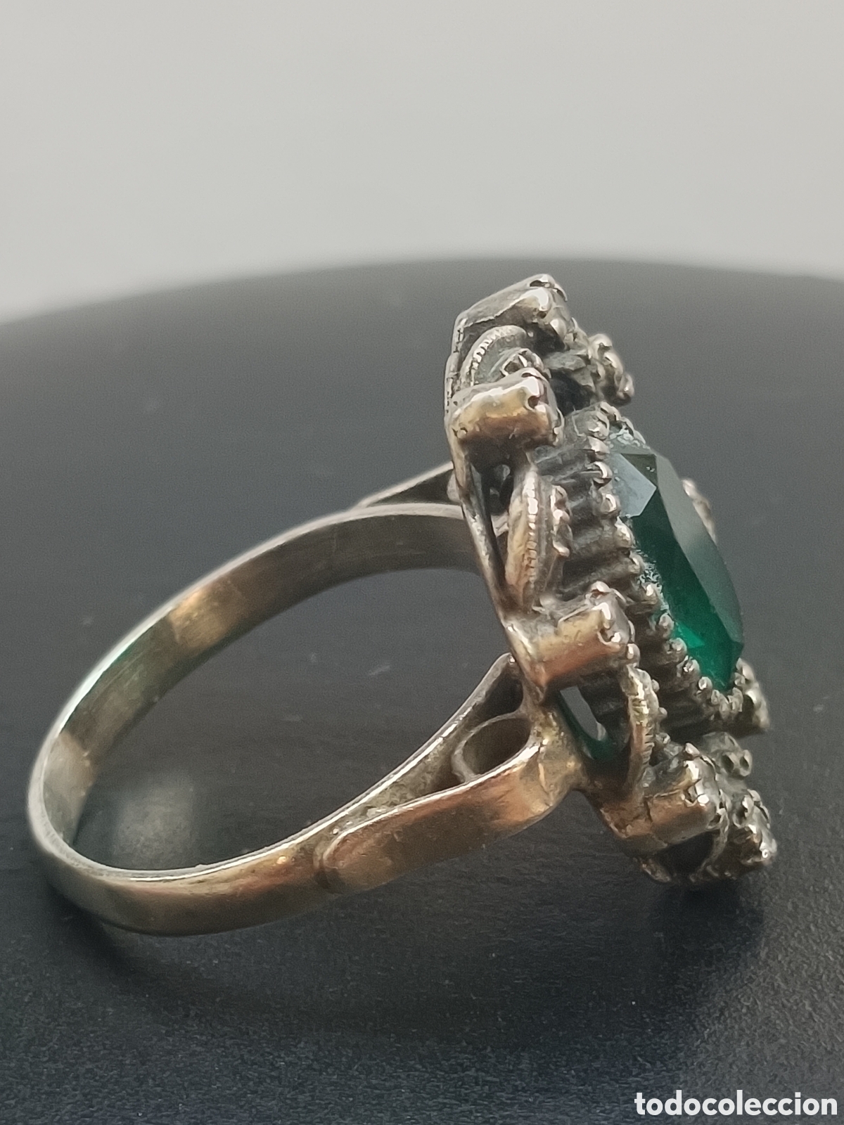 Joyeria: Anillo de coctel con piedra s&iacute;mil esmeralda en plata