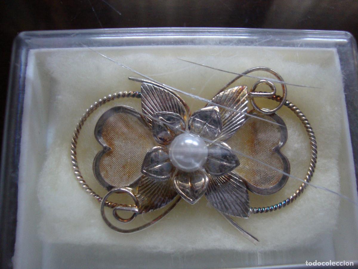 Joyeria: antiguo broche plateado y dorado con perlita en el centro dimensiones 6 x 4 cm
