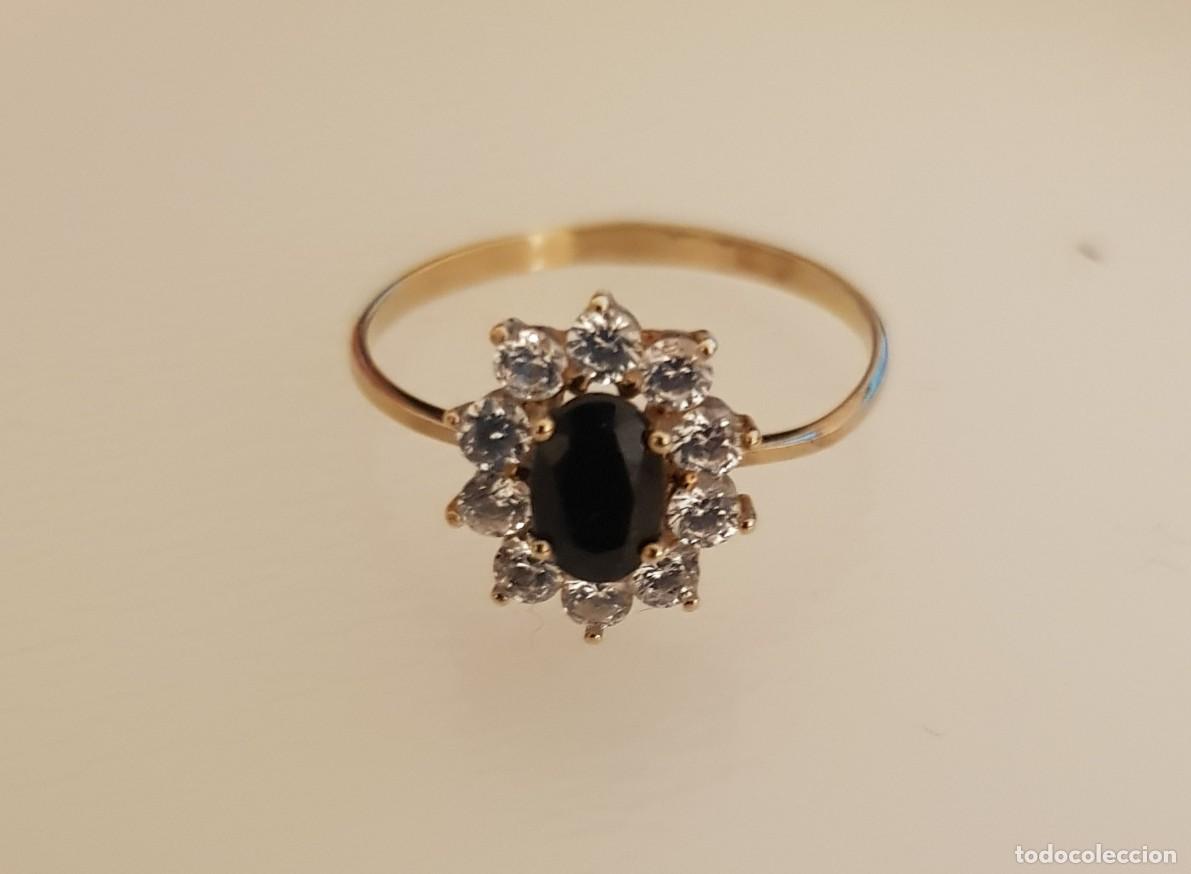 Joyeria: Anillo de 18 quilates con piedra color azul zafiro y circonitas