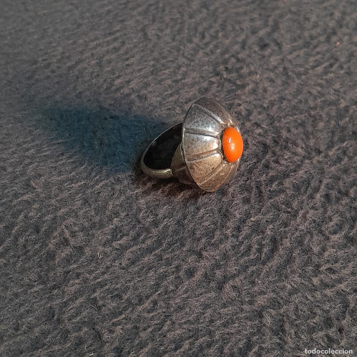 Joyeria: J-4560. ANILLO ANTIGUO DE PLATA CON DISE&Ntilde;O GLOBO ESTRIADO. MEDIADOS S.XX