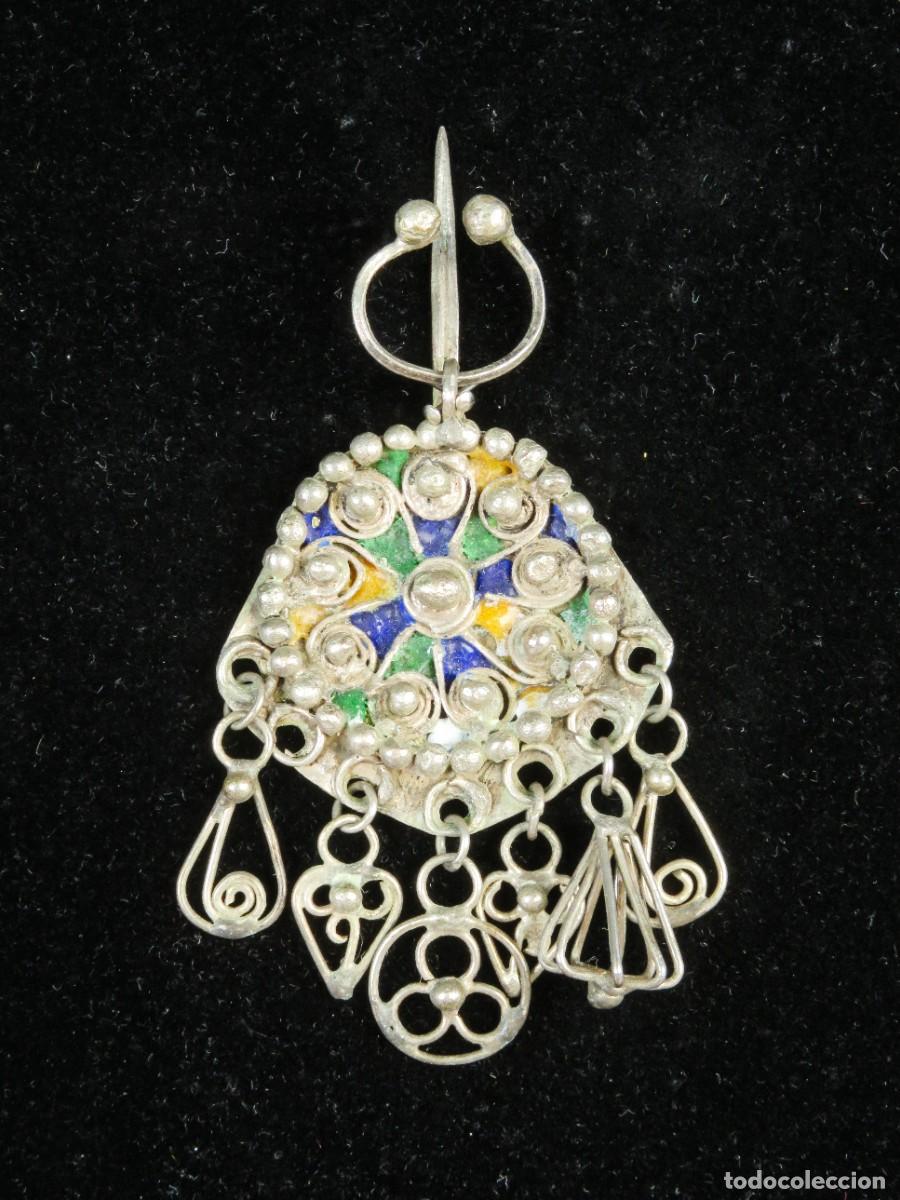 Joyeria: Fibula broche bereber Kabila en plata calada y esmaltes Marruecos hacia 1900