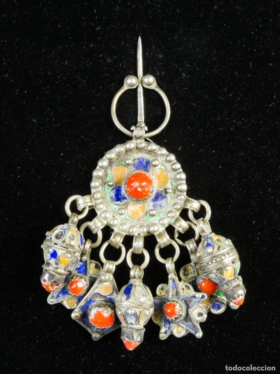 Joyeria: Fibula broche bereber Kabila en plata y esmaltes con colgantes Argelia hacia 1900