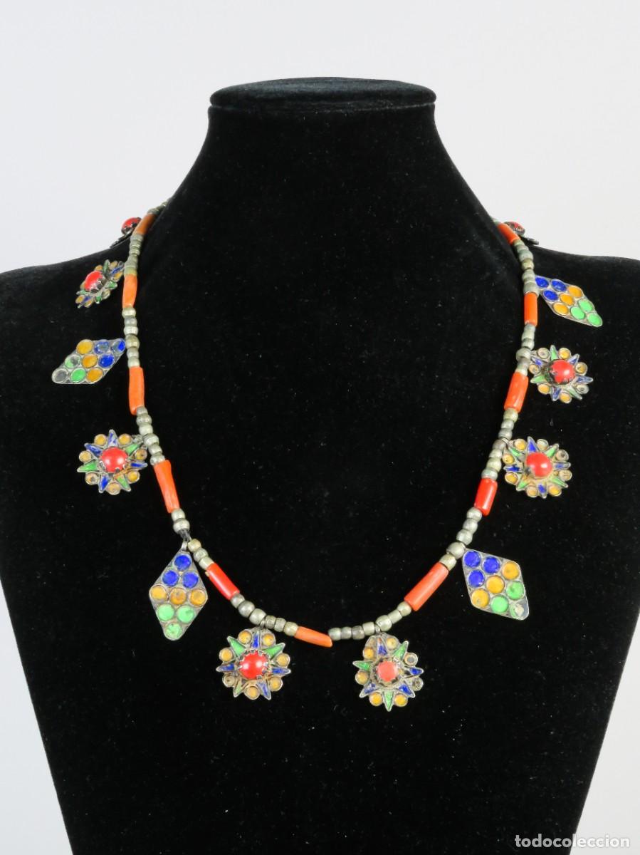 Joyeria: Collar bereber ceremonial Kabilia en plata y esmaltes con colgantes Argelia finales del siglo XIX