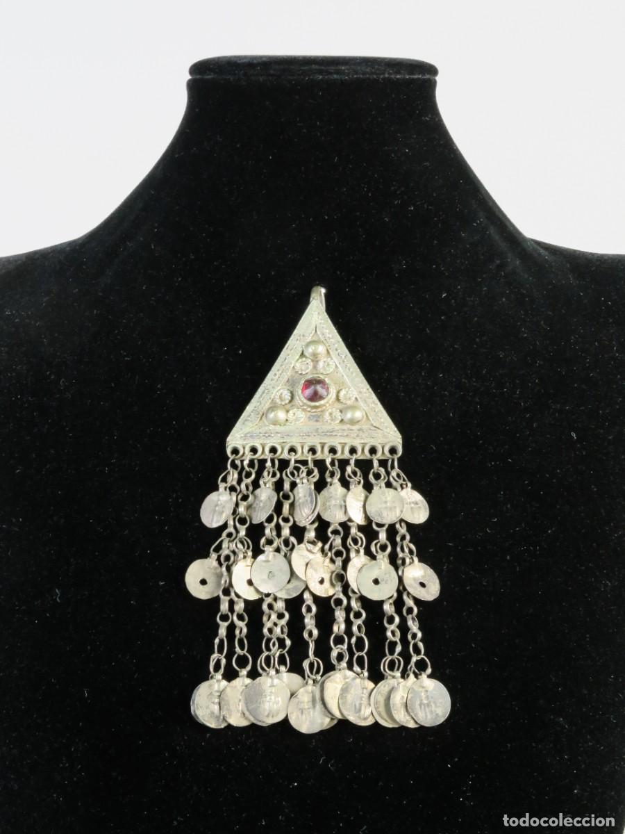 Joyeria: Colgante pectoral beduino en plata con cabuj&oacute;n de vidrio Yemen hacia 1900