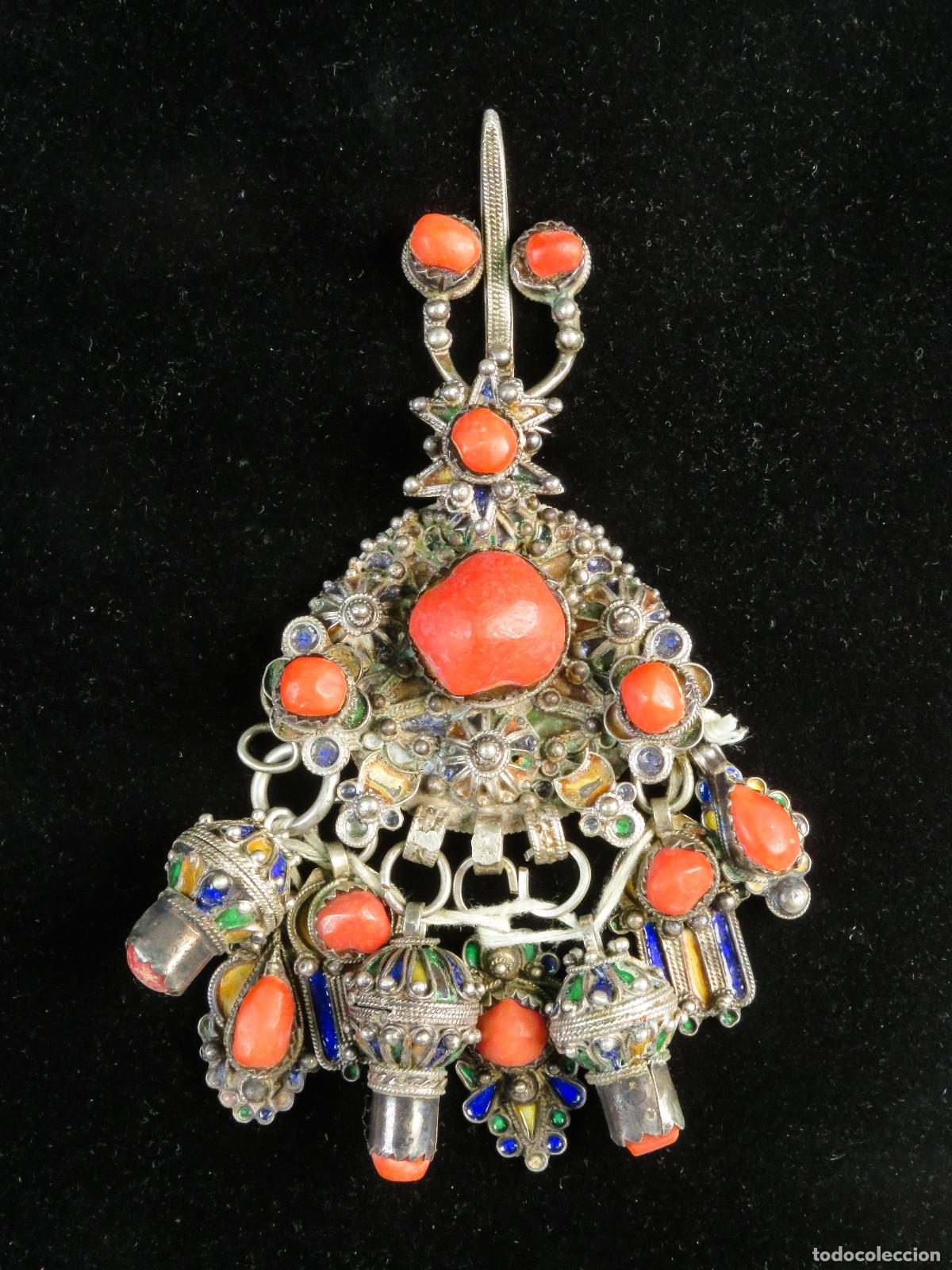 Joyeria: F&iacute;bula broche bereber Kabila en plata con esmaltes y cabujones Argelia finales del siglo XIX