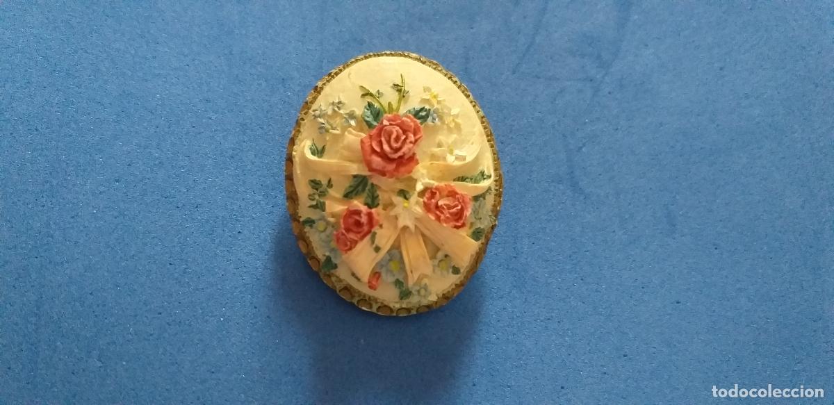 Joyeria: BROCHE CAMAFEO DE FLORES Y LAZO. REALIZADO EN PASTA