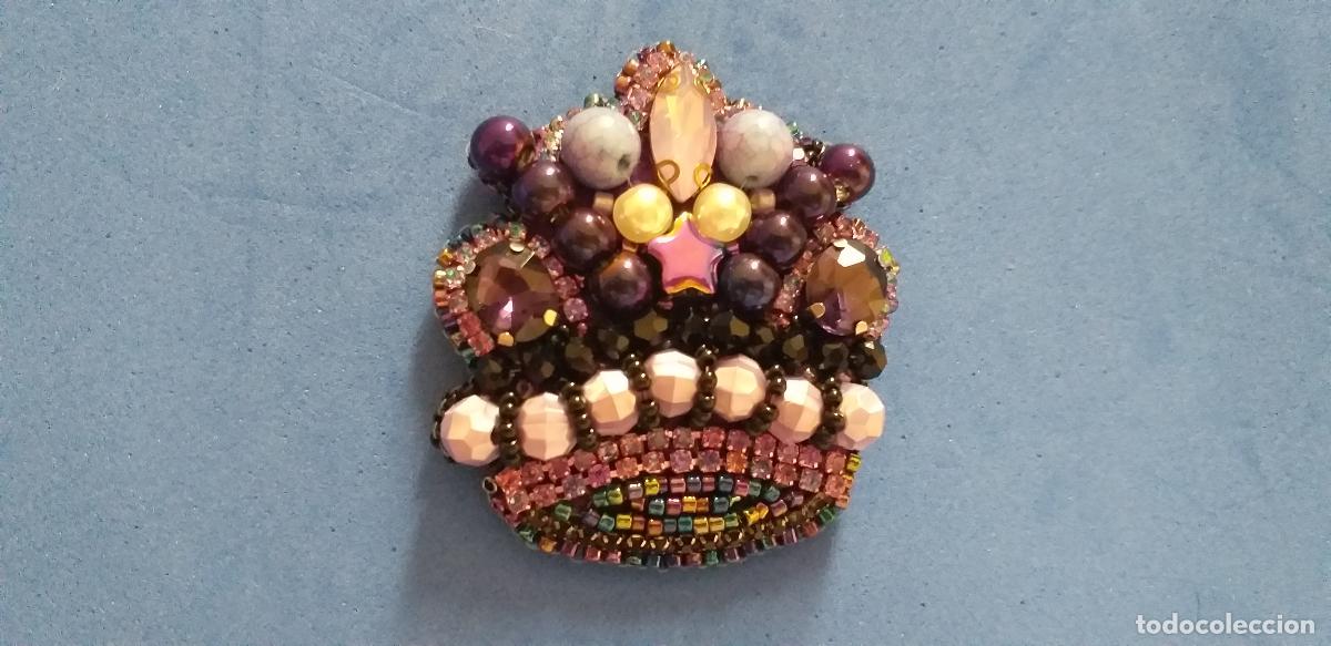 Joyeria: Broche en forma de corona. Tonos morados. Cuentas