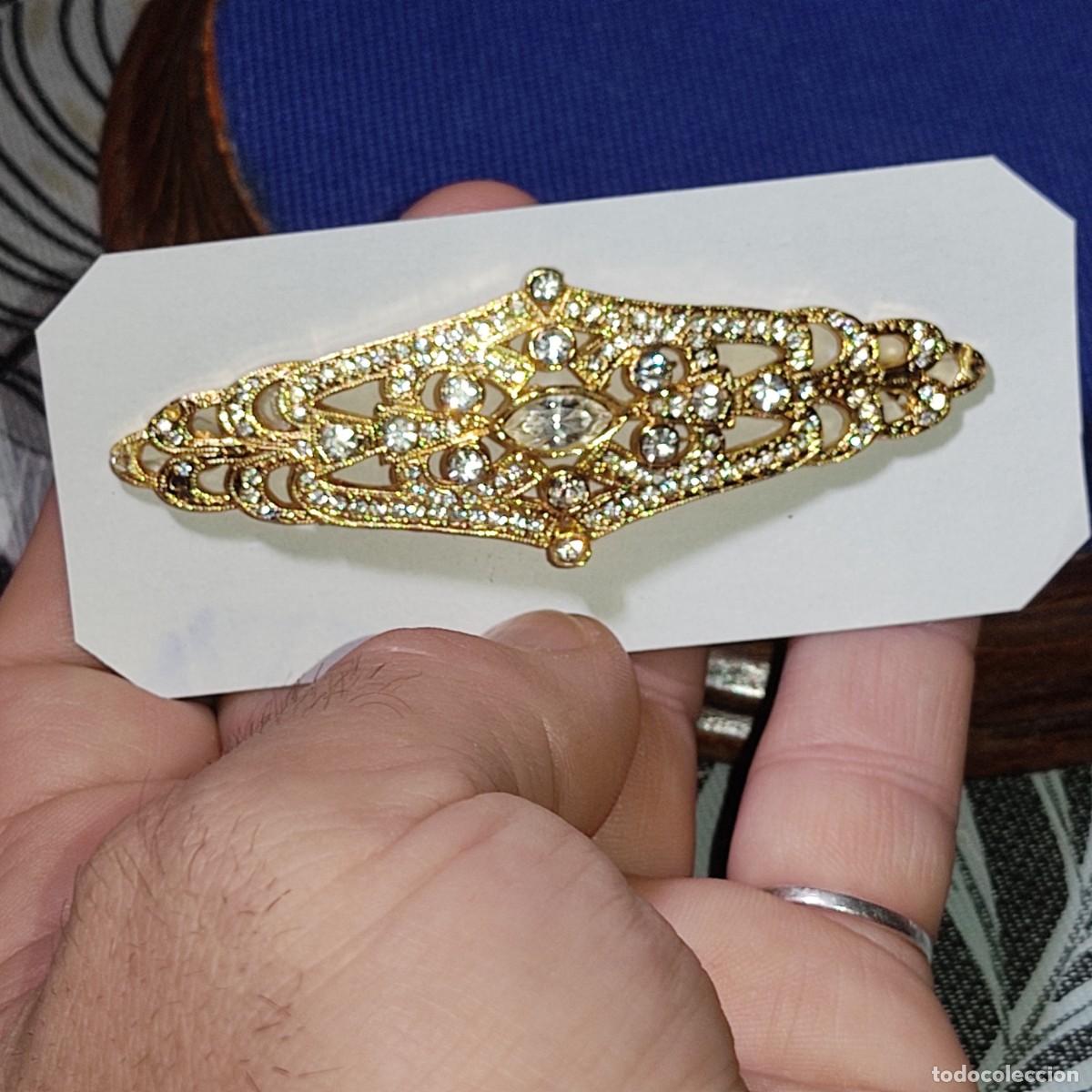 Joyeria: Hermoso broche para traje regional con ba&ntilde;o de oro y circonitas o cristales.Vintage.