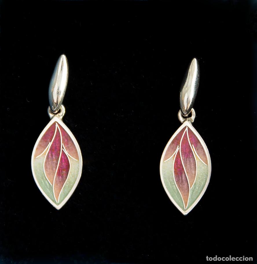 Joyeria: Pendientes de plata de ley contrastada con esmalte cloisonn&eacute;, forma de hoja