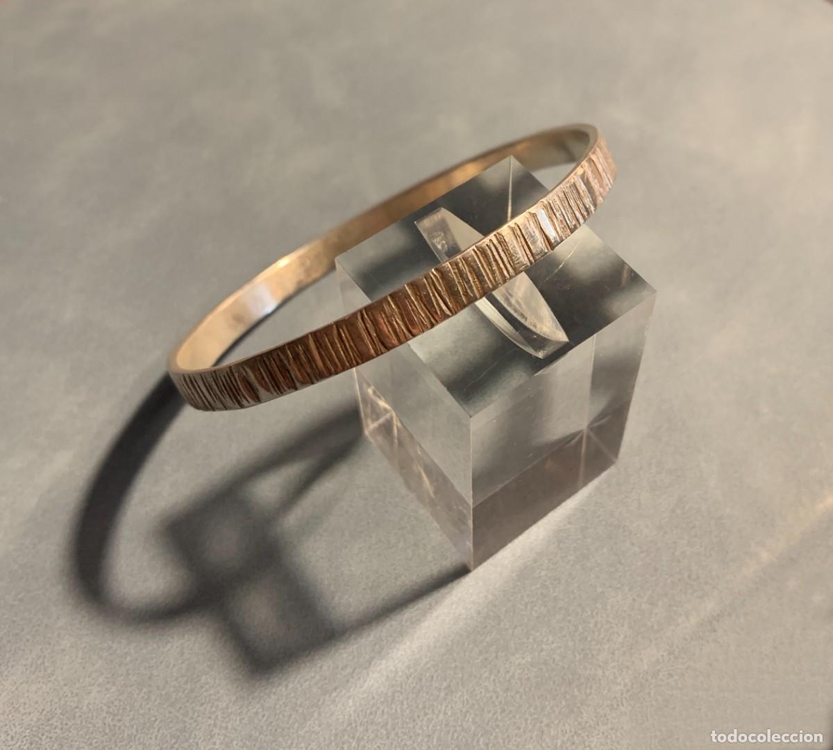Joyeria: Brazalete r&iacute;gido de plata de ley 925 contrastada texturizada de 5 mm