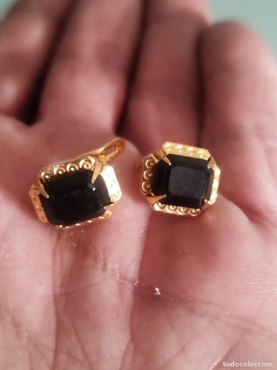 Joyeria: Par o pareja de pendientes, con piedra negra a identificar y filigrana en dorado.
