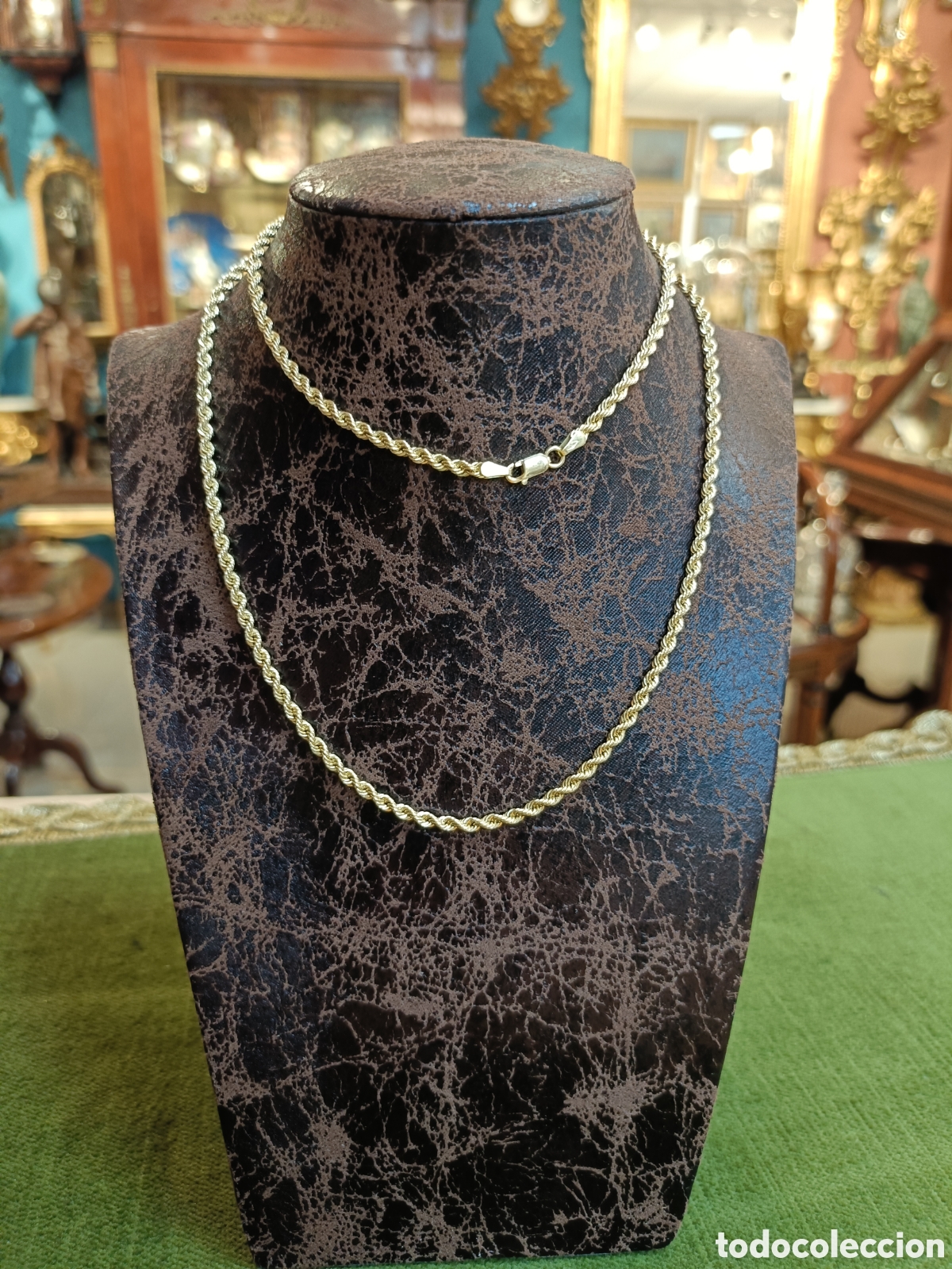Joyeria: Elegante cadena tipo cord&oacute;n de oro de 18 quilates. Un cl&aacute;sico atemporal para lucir....