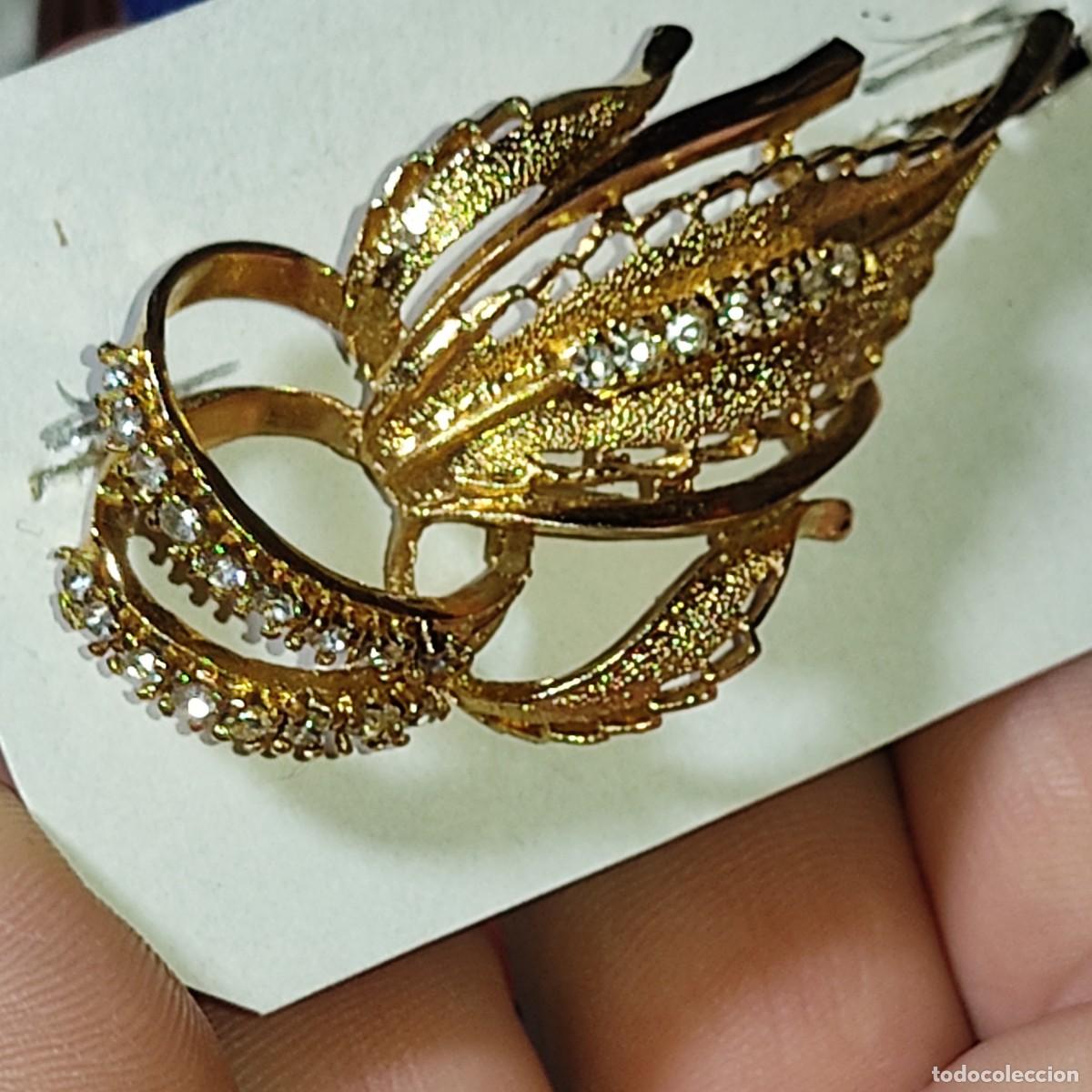 Joyeria: Antiguo Broche flor con ba&ntilde;o de oro y circonitas o cristales.
