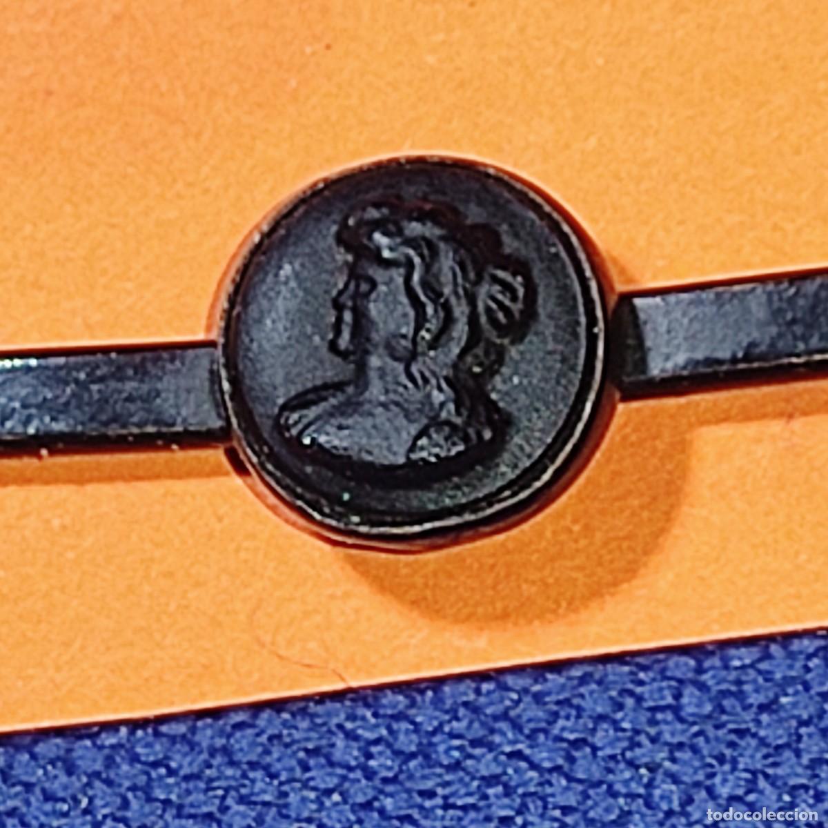 Joyeria: Antigua aguja o broche modernista de luto con camafeo tallado en azabache.