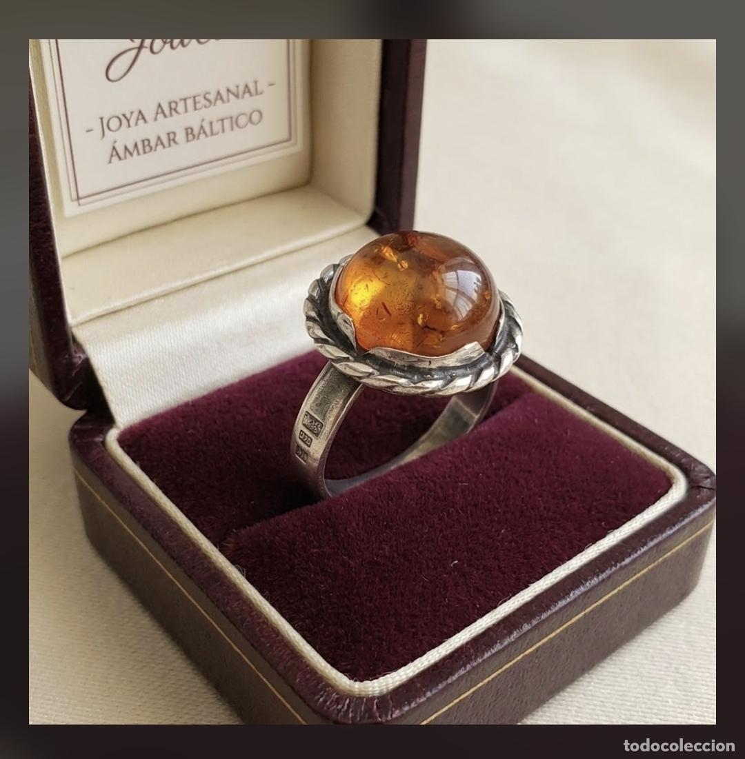 Joyeria: Original anillo antiguo en plata de ley 925 y cabuj&oacute;n de &aacute;mbar b&aacute;ltico aut&eacute;ntico y detalle trenzado.
