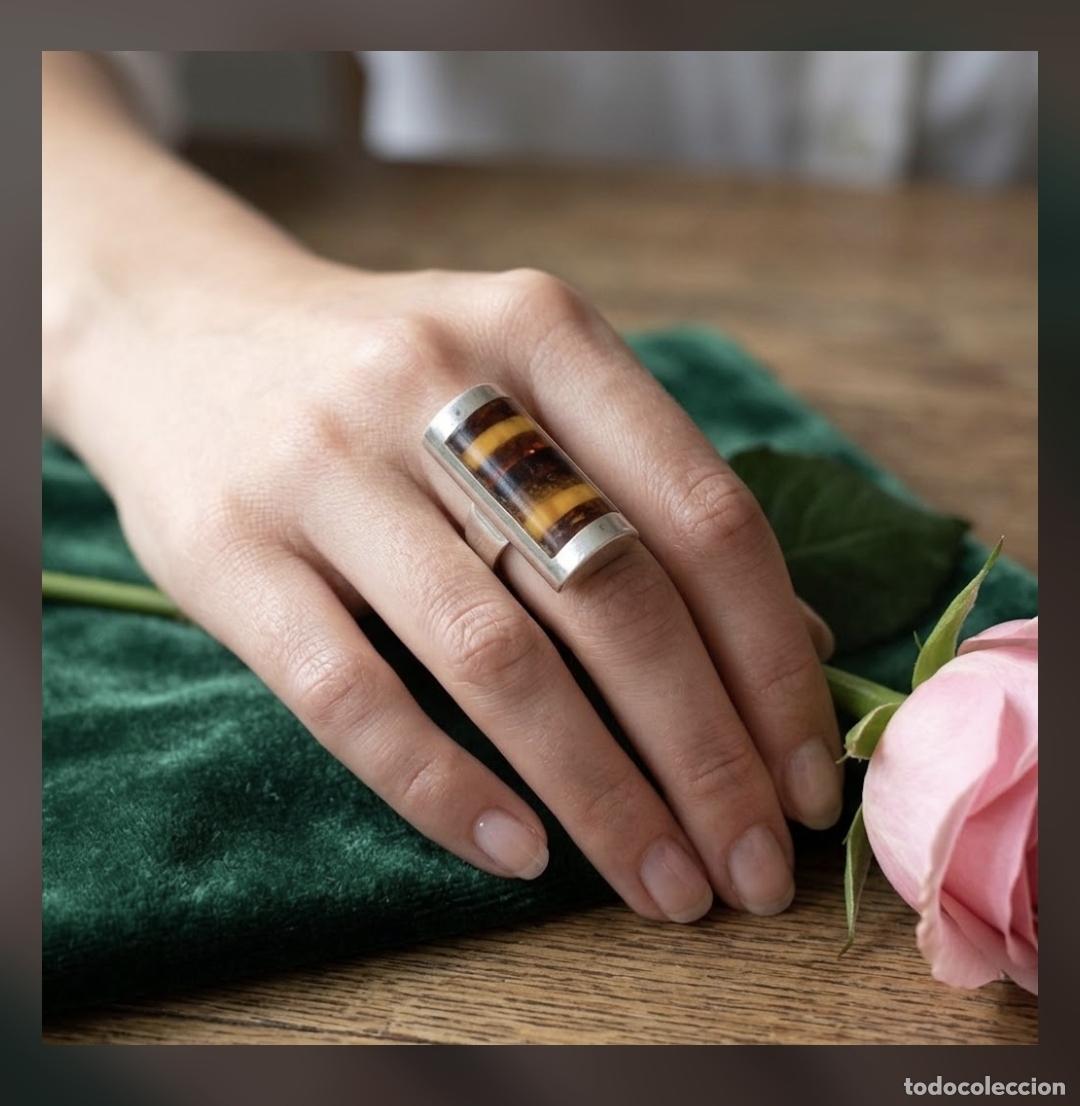 Joyeria: Exquisito anillo antiguo art dec&oacute; en plata de ley con aplicaciones de diferentes tipos de &aacute;mbar.