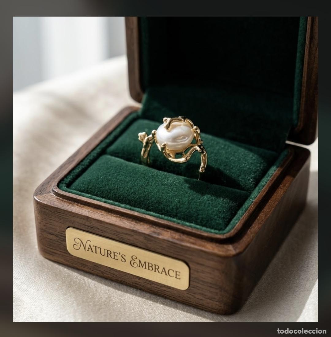 Joyeria: Bella sortija en dise&ntilde;o org&aacute;nico de ramas chapadas en oro, circonita y perla natural engarzada.
