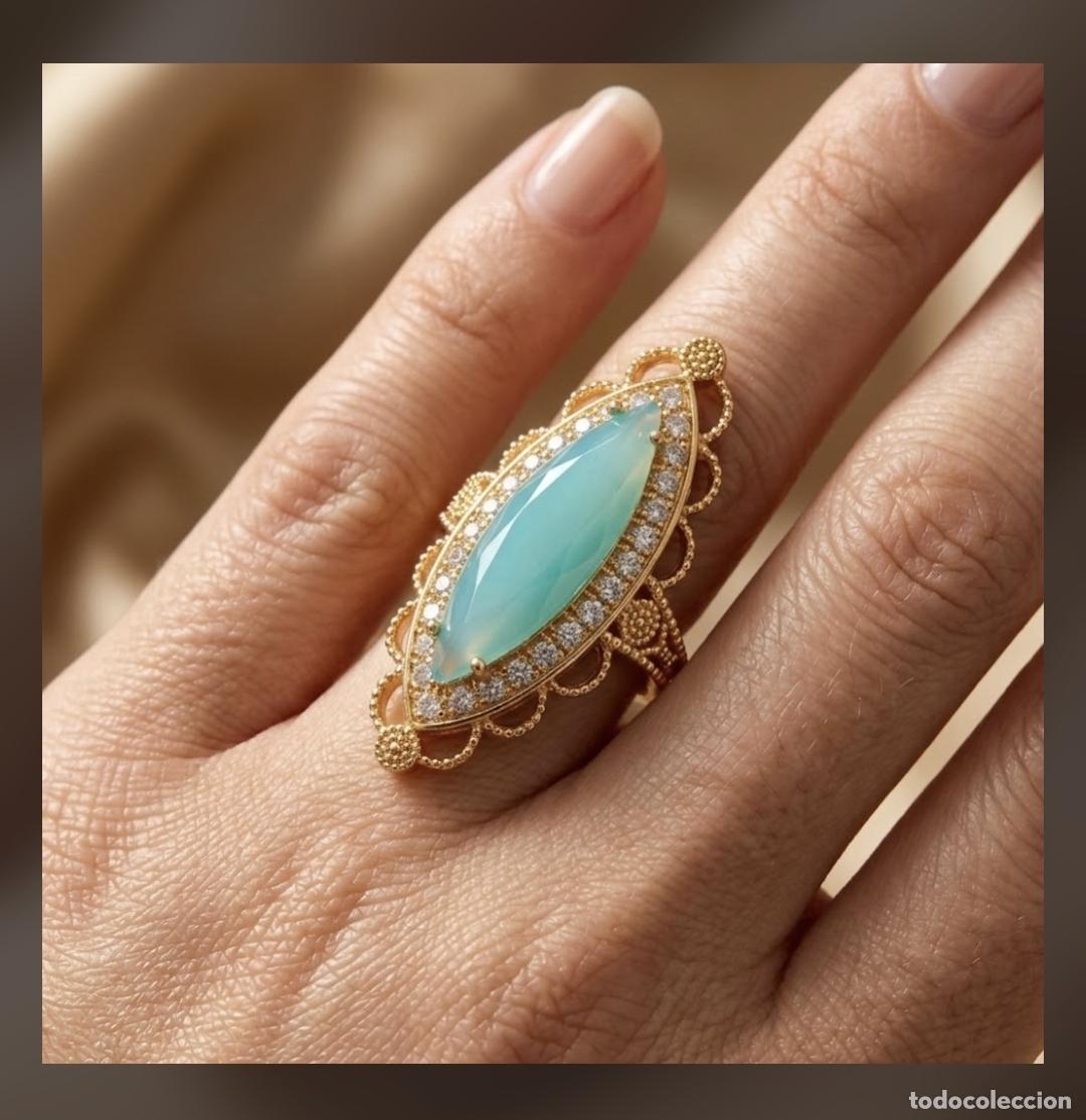 Joyeria: Magn&iacute;fico anillo tipo lanzadera, con acabados en oro de 14k, circonitas y gran piedra semipreciosa.