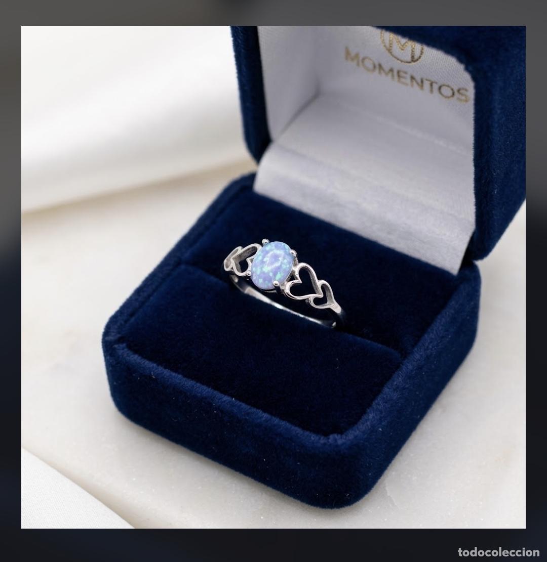 Joyeria: Preciosa sortija de pedida chapada en plata de ley con corazones y cabuj&oacute;n de &oacute;palo creado.